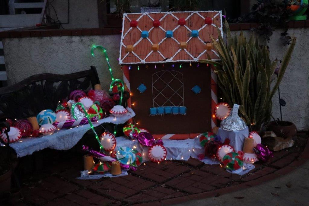A gingerbread house decorated for christmas

Description automatically generated