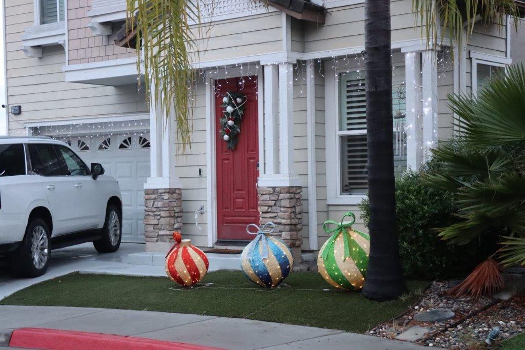 A house with christmas decorations

Description automatically generated