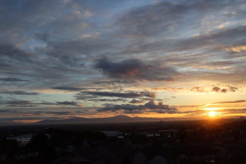 A sunset over a city

Description automatically generated