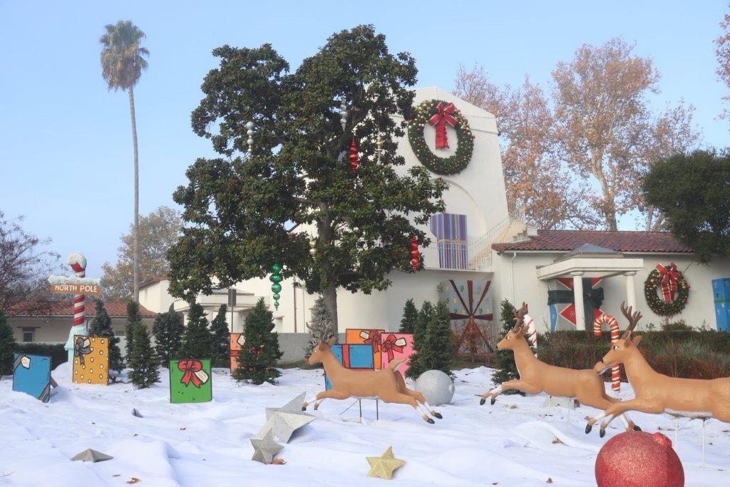 A house with christmas decorations

Description automatically generated