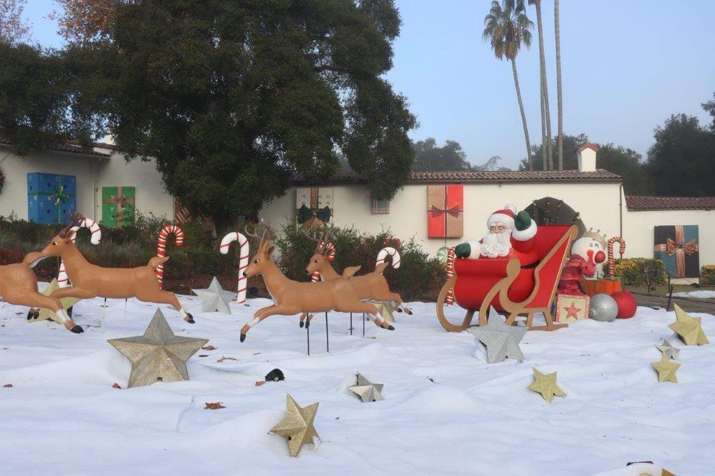 A yard with decorations and a house

Description automatically generated with medium confidence