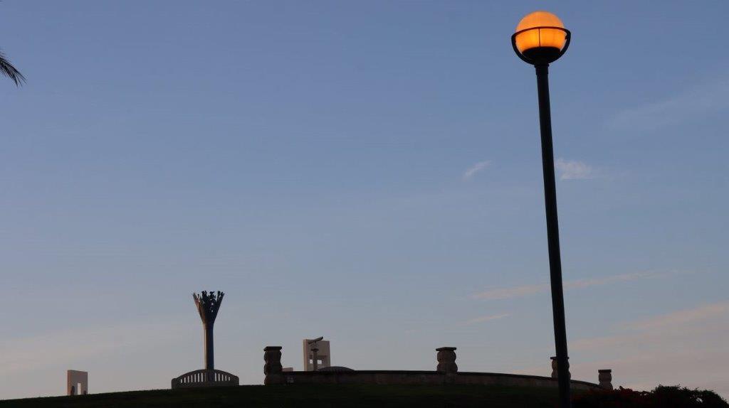 A street light with a yellow light

Description automatically generated