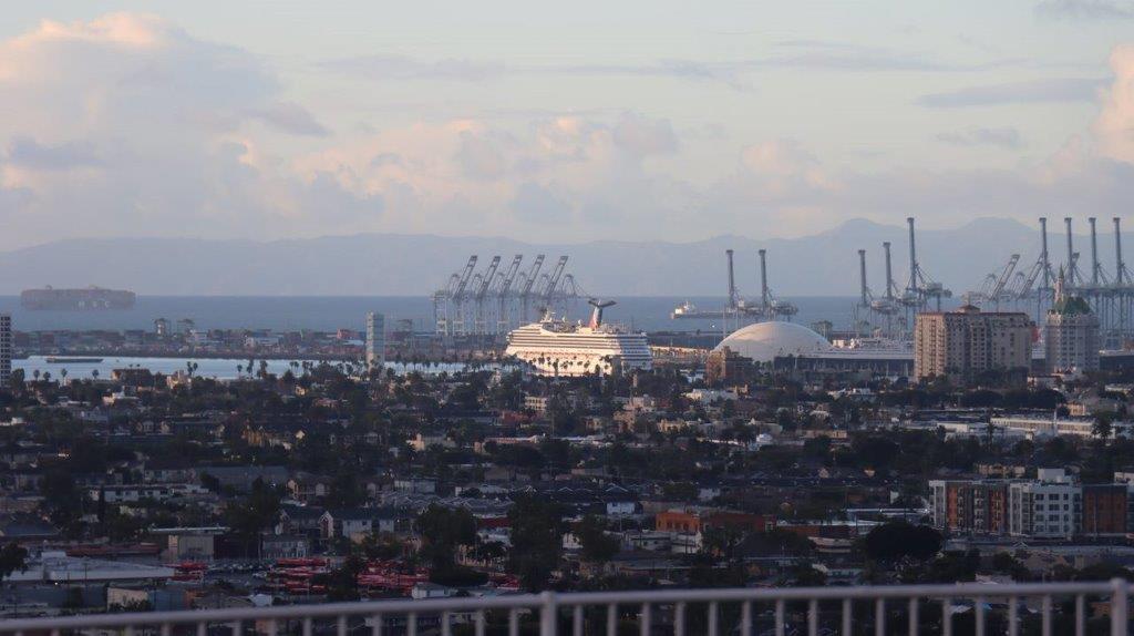 A large ship in a port

Description automatically generated