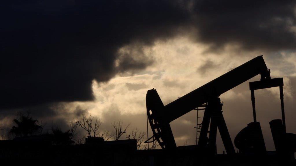 A silhouette of a oil rig

Description automatically generated