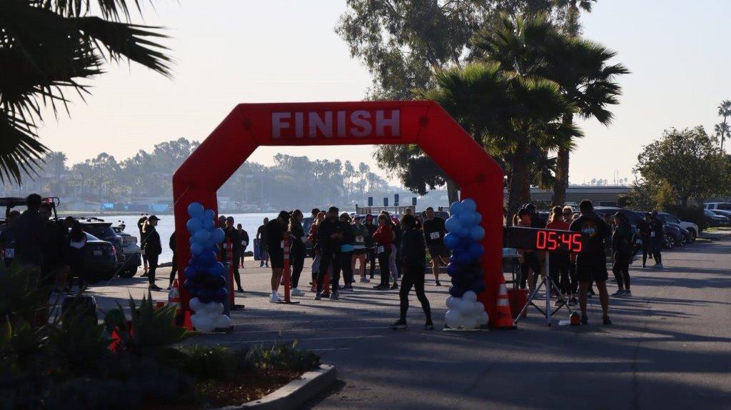 A group of people in a race

Description automatically generated
