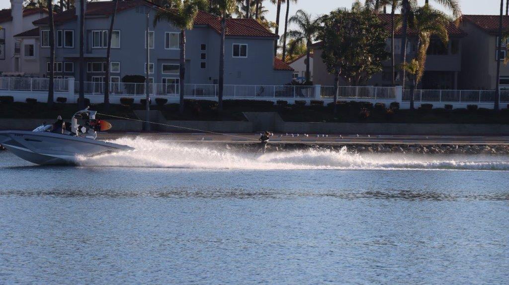 A water ski in the water

Description automatically generated