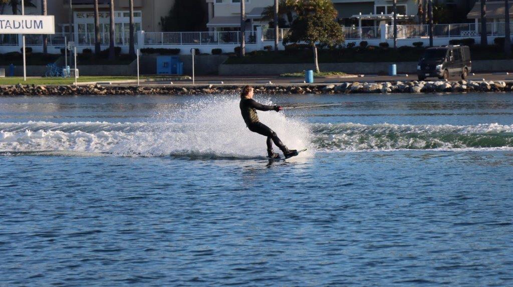 A person on a water ski

Description automatically generated