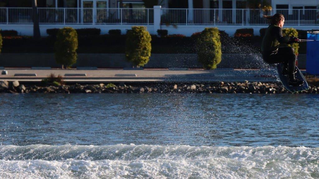 A water splashing out of the water

Description automatically generated