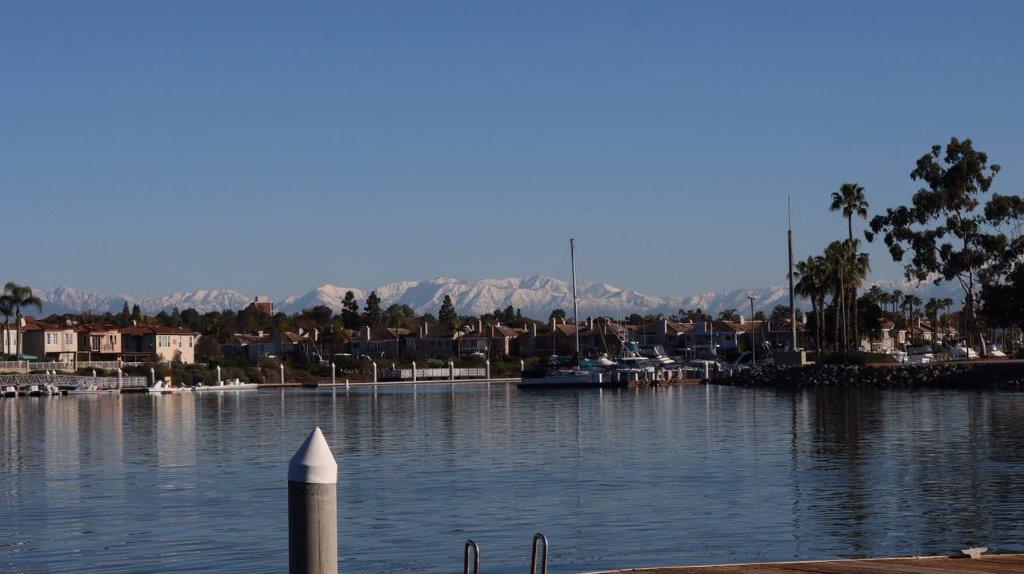 A body of water with a city in the background

Description automatically generated