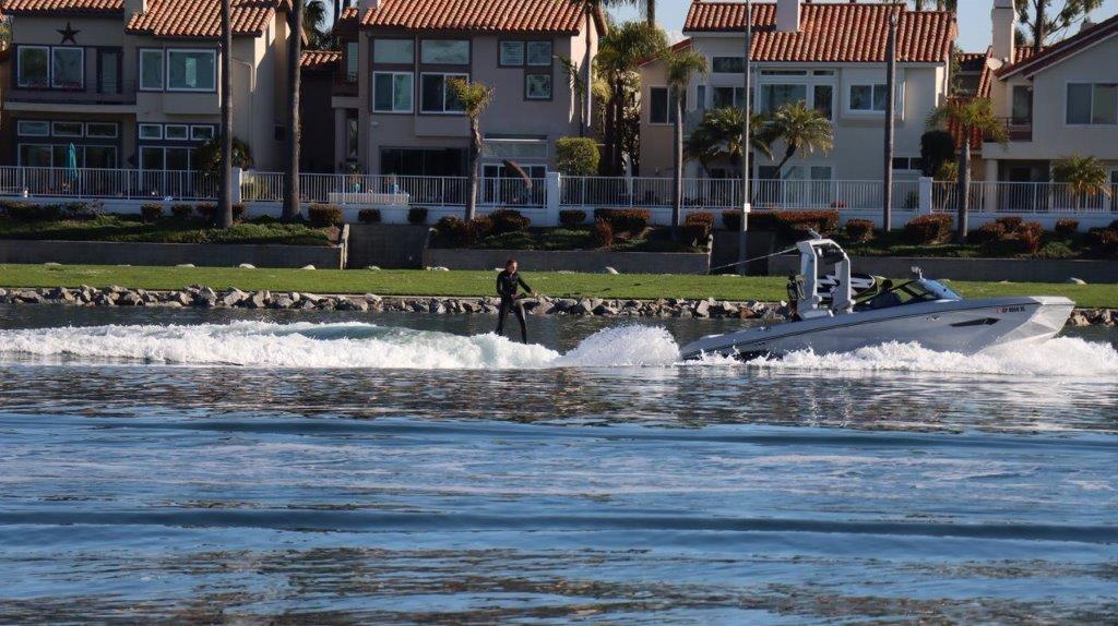 A person on a wakeboard in a lake

Description automatically generated