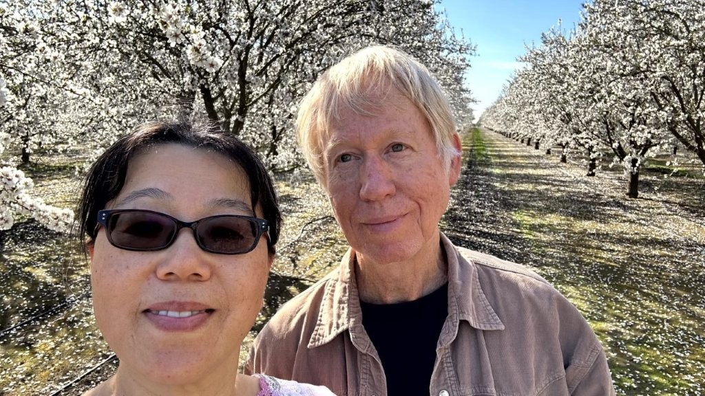 A couple of people taking a selfie

AI-generated content may be incorrect.