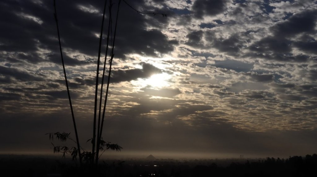 A sun shining through clouds

AI-generated content may be incorrect.