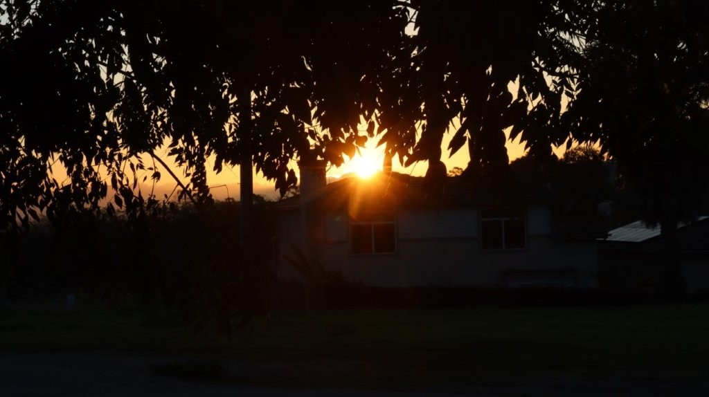 A sunset behind a house

AI-generated content may be incorrect.