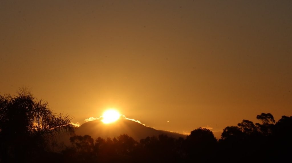 A sunset over a mountain

AI-generated content may be incorrect.