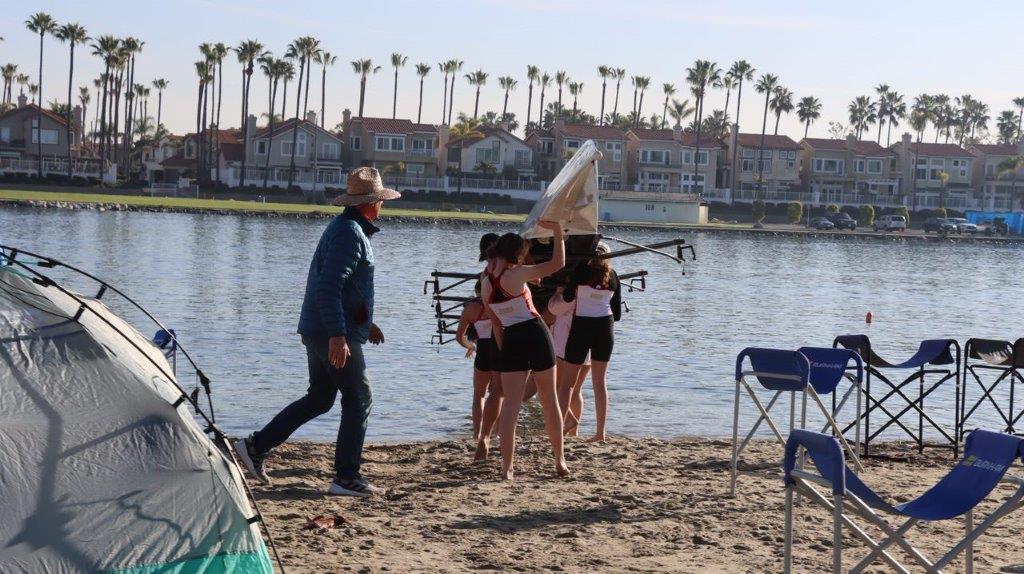 A group of people on a beach

Description automatically generated
