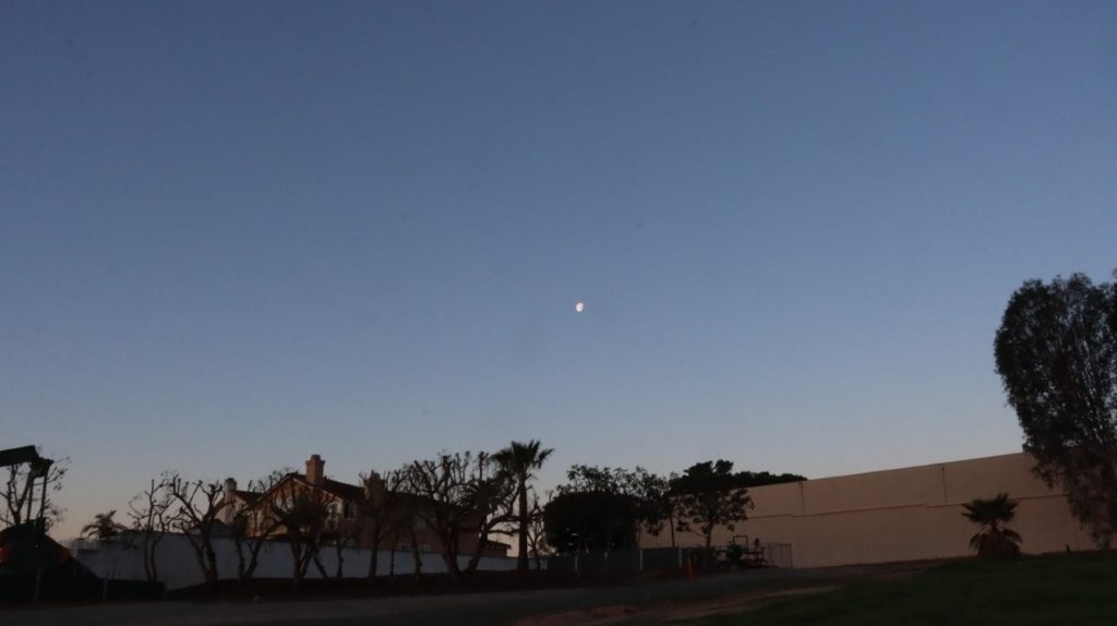 A moon in the sky

AI-generated content may be incorrect.