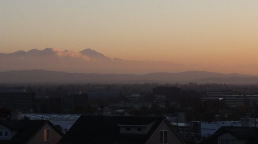 A view of a city with a mountain in the background

AI-generated content may be incorrect.