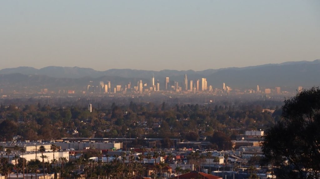 A cityscape with mountains in the background

AI-generated content may be incorrect.