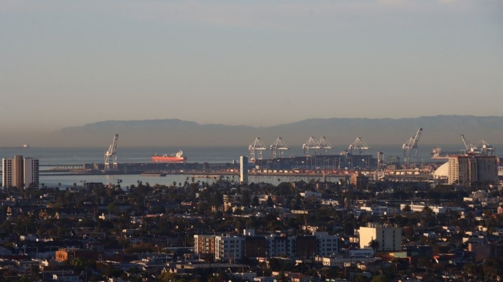 A city with cranes in the background

AI-generated content may be incorrect.