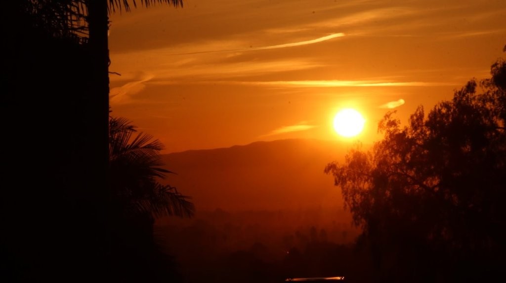 A sunset over a mountain

AI-generated content may be incorrect.