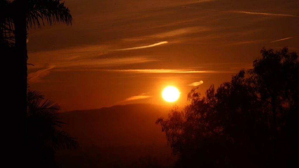 A sunset over a mountain

AI-generated content may be incorrect.