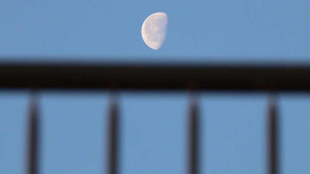 A moon in the sky

AI-generated content may be incorrect.