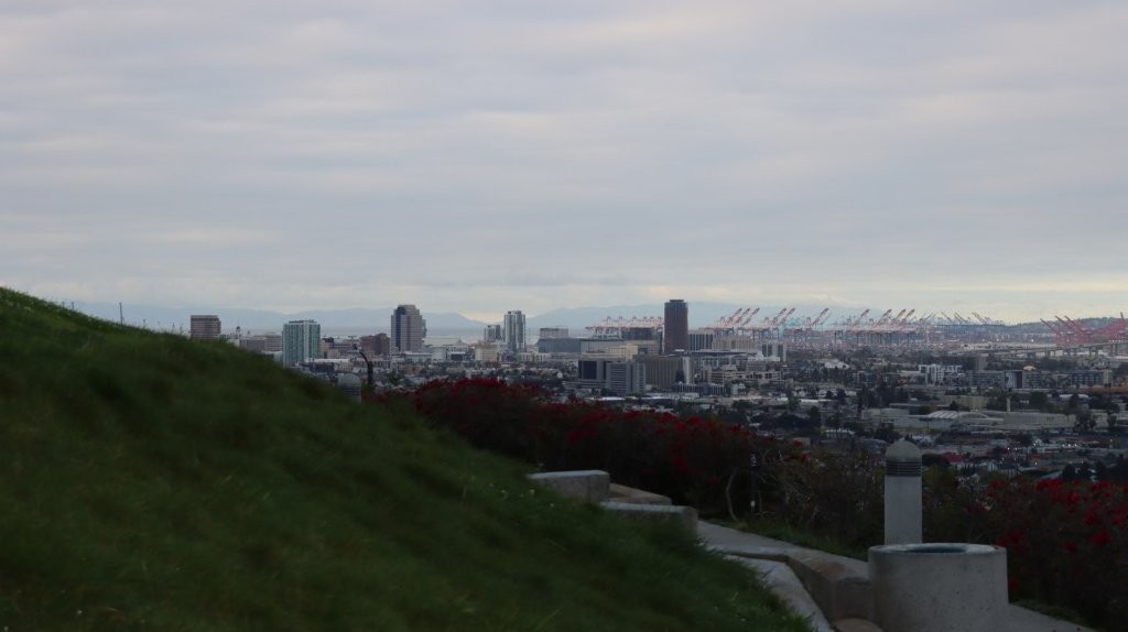 A view of a city from a hill

AI-generated content may be incorrect.