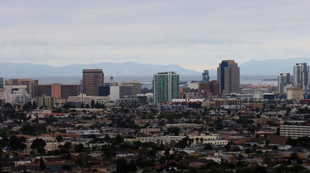 A cityscape with many buildings

AI-generated content may be incorrect.