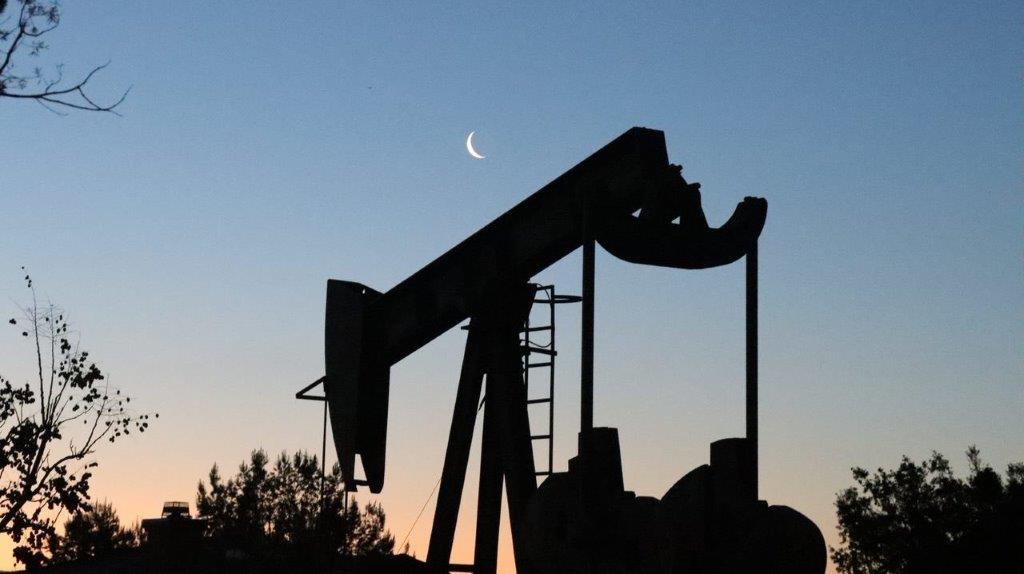 A silhouette of a oil pump

Description automatically generated