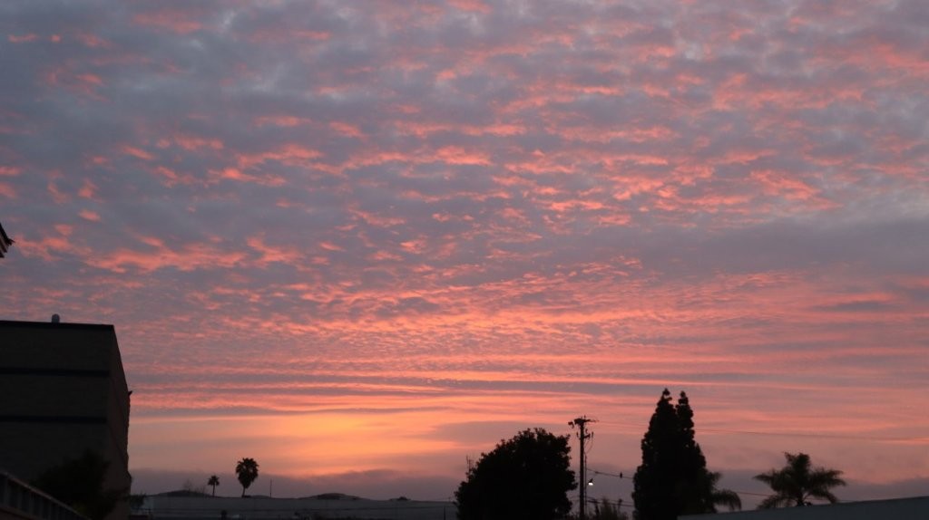 A pink and orange sky

AI-generated content may be incorrect.