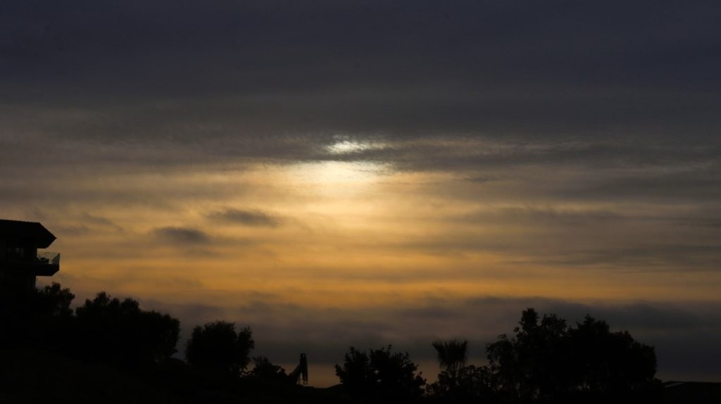 A sun shining through clouds

AI-generated content may be incorrect.