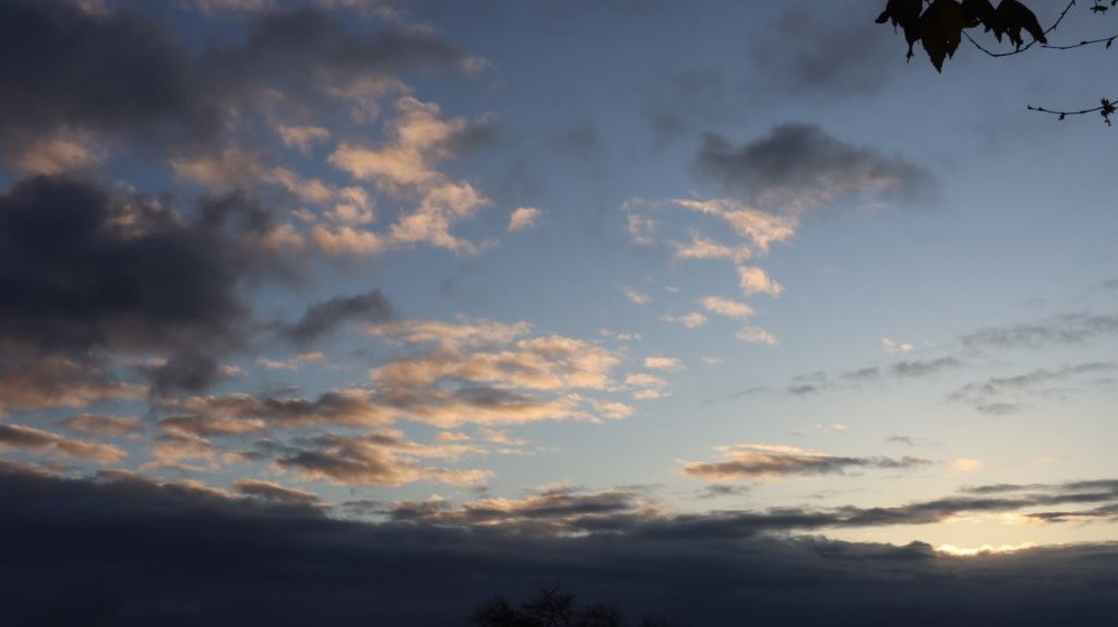 A cloudy sky with clouds

AI-generated content may be incorrect.