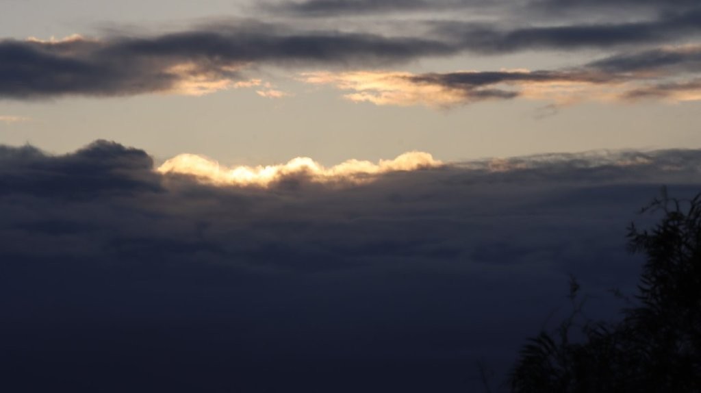 A sun shining through clouds

AI-generated content may be incorrect.