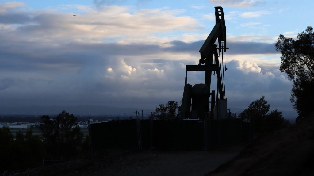 A silhouette of a oil rig

AI-generated content may be incorrect.