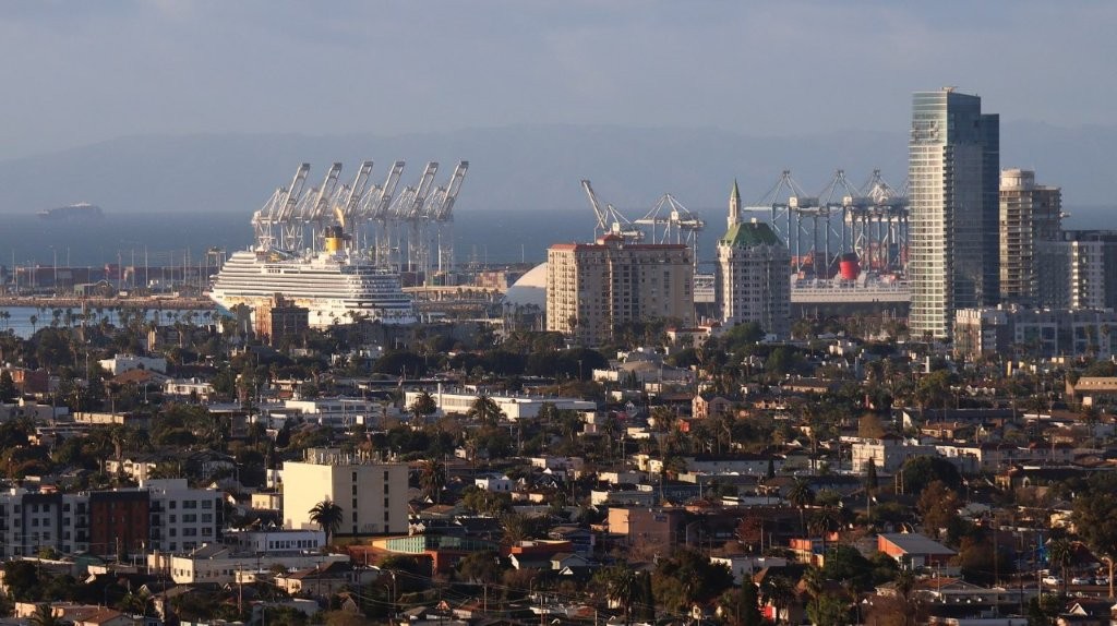 A city with cranes in the background

AI-generated content may be incorrect.