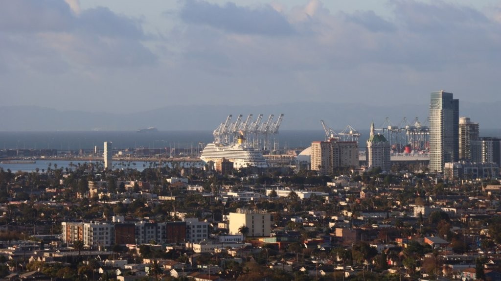 A city with a large ship in the background

AI-generated content may be incorrect.