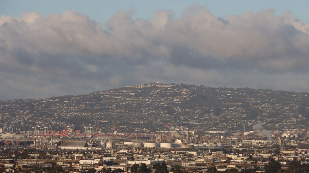 A city with a mountain in the background

AI-generated content may be incorrect.