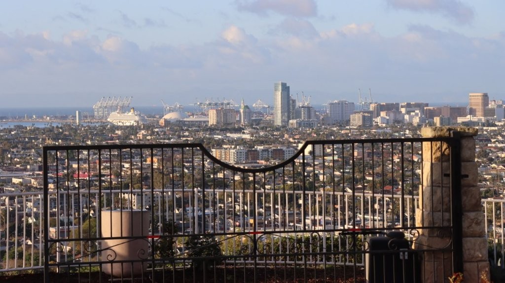 A view of a city from a balcony

AI-generated content may be incorrect.