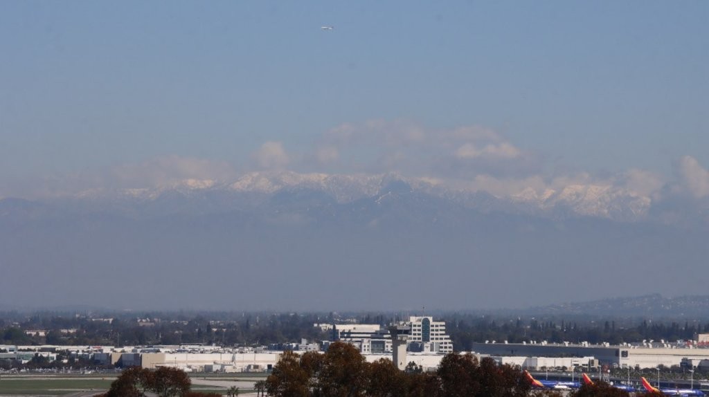A city with mountains in the background

AI-generated content may be incorrect.