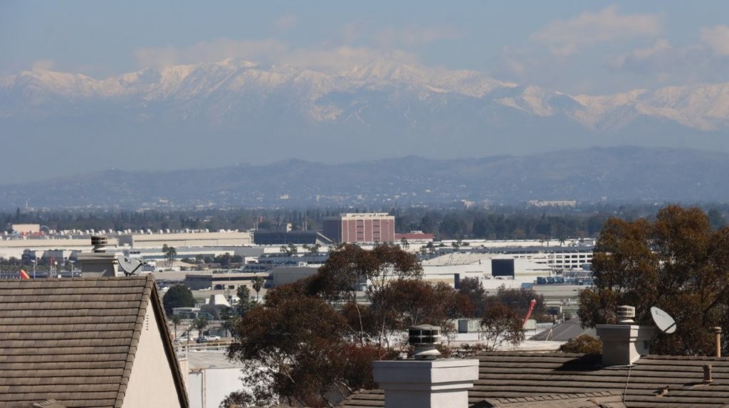 A view of a city with mountains in the background

AI-generated content may be incorrect.