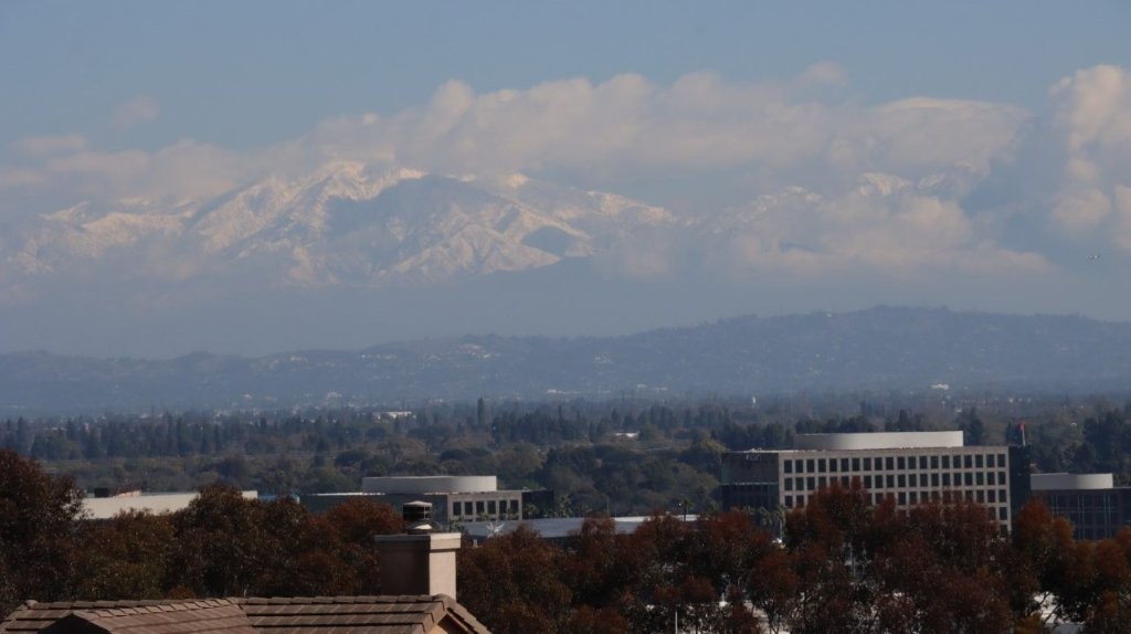 A view of a city with a mountain in the background

AI-generated content may be incorrect.
