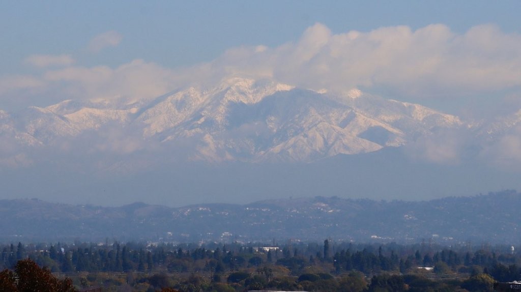 A mountain range in the distance

AI-generated content may be incorrect.