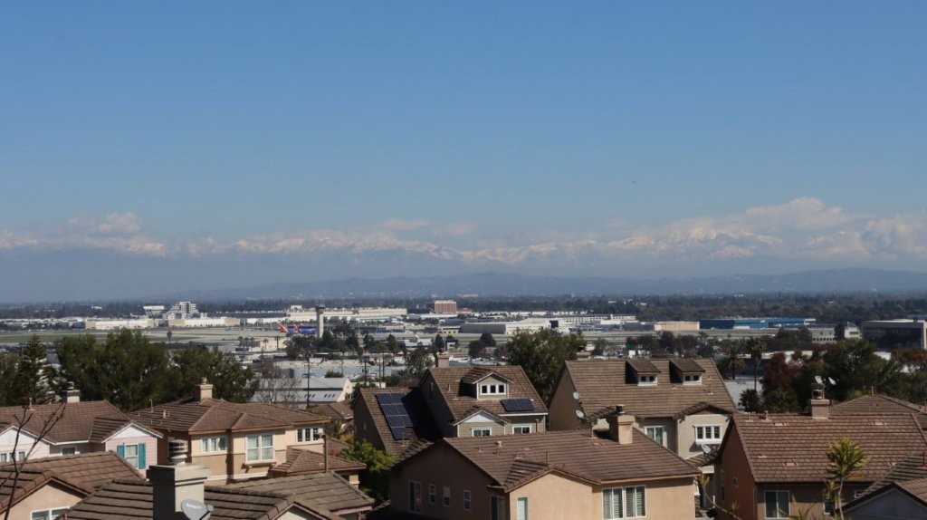 A view of a city with mountains in the background

AI-generated content may be incorrect.