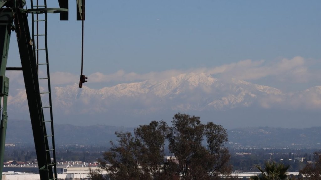 A person jumping on a rope

AI-generated content may be incorrect.