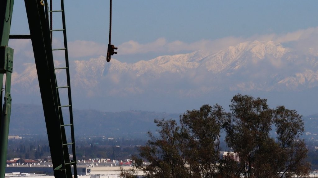 A rope from a pole

AI-generated content may be incorrect.