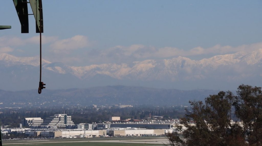 A view of a city and mountains

AI-generated content may be incorrect.
