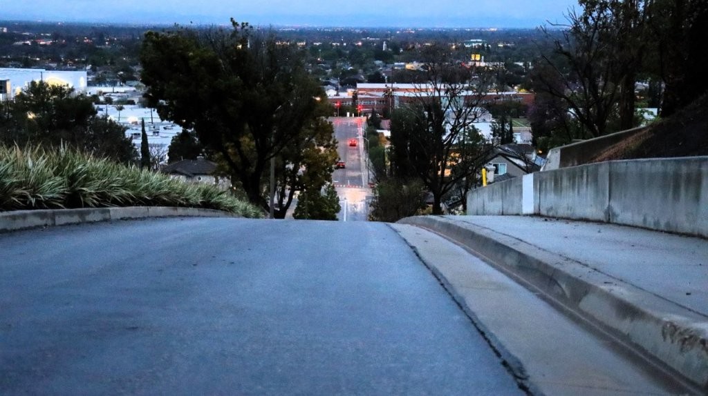 A road leading up to a city

AI-generated content may be incorrect.