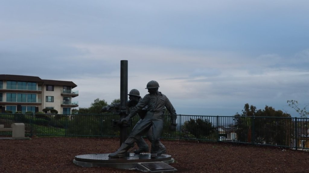 A statue of a person holding a pole

AI-generated content may be incorrect.