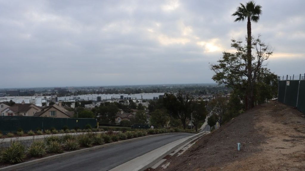 A road with a view of a city

AI-generated content may be incorrect.
