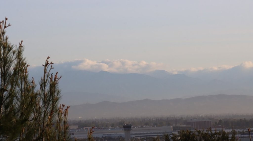 A view of a city and mountains

AI-generated content may be incorrect.